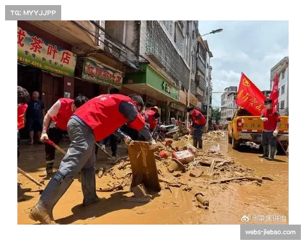 暴雨中的坚守:志愿者连夜排水保障场地质量 暴雨中的坚守:志愿者连夜排水保障场地质量